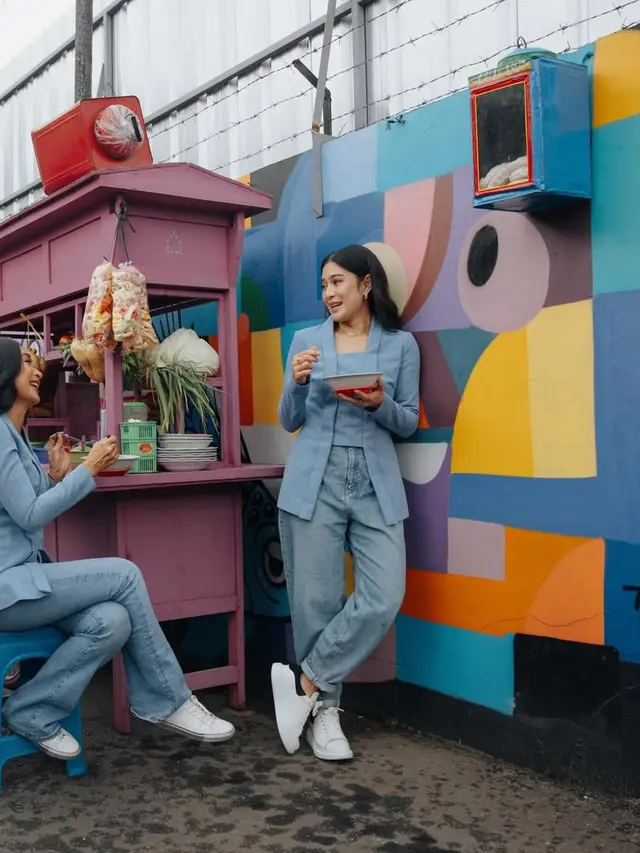 Happy Salma dan Dian Sastrowardoyo dengan gaya kembar. [@happysalma]