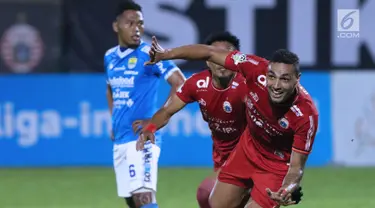 Pemain Persija , Jaimerson da Silva (kanan) merayakan gol ke gawang Persib pada lanjutan Go-Jek Liga 1 Indonesia 2018 bersama Bukalapak di Lapangan PTIK, Jakarta, Sabtu (30/6). Persija unggul 1-0. (Liputan6.com/Helmi Fithriansyah)