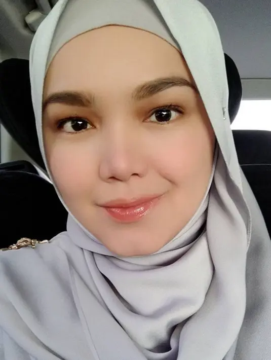 “Syukur kehadrat allah kerana penantian dato ct sekian lama termakbul sudah. semoga dato sentiasa sihat sepnjng kehamilan sehingga proses melahirkn nanti. tahniah dato @ctdk kami smua gembira dgn kehamilan dato,” tulis salah satu akun. (Ig/cdtk)