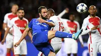 Striker Juventus, Gonzalo Higuain, berupaya membobol gawang Monaco pada laga Liga Champions di Stadion Stade Louis II, Monaco, Rabu (3/5/2017). Monaco kalah 0-2 dari Juventus. (AFP/Franck Fife)