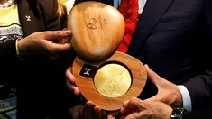 Komite dan Presiden Olimpiade Internasional (IOC) menunjukkan medali emas saat peluncuran medali Olimpiade 2016 Rio de Janeiro, Brasil (14/6). (REUTERS/ Sergio Moraes)