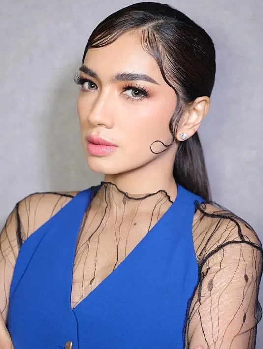 Di foto ini, Angel Karamoy memamerkan makeup bernuansa merah muda yang super cantik. Dengan tatanan rambut sleek look, makeup bersinar Angel di sini semakin terlihat sempurna. Foto: Instagram.