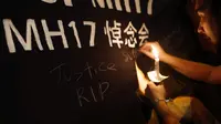 Pesan buat para korban jatuhnya pesawat Malaysia Airlines MH-17 dituliskan di sebuah spanduk yang ada di sekitar kawasan Chinatown, Kuala Lumpur, (20/7/2014). (REUTERS/Edgar Su)