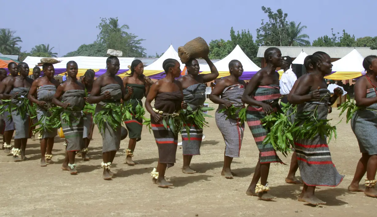 Sejumlah penari memperlihatkan tarian budaya Kpak dari Kagoro saat parade tahun baru di Kaduna, Nigeria (1/1/2016). Sejumlah daerah di Nigeria ikut berpartisipasi meramaikan acara tersebut. (Reuters) 