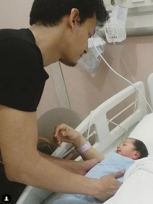 Haru biru juga menghampiri perasaan Fedi, terlebih ketika dirinya melantunkan adzan di telinga anaknya itu. Suara adzan pun kabarnya direspon baik dengan sang anak yang membuka mata. (Instagram/calystavannyw)