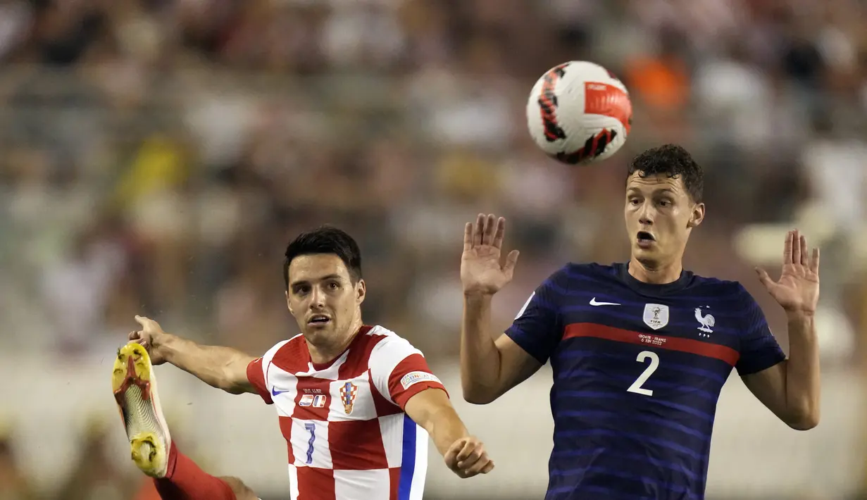 Bek Prancis, Benjamin Pavard berebut bola dengan pemain Kroasia, Josip Brekalo selama pertandingan UEFA Nations League pertandingan UEFA Nations League di stadion Poljud, di Split, Kroasia, Selasa (7/6/2022). Prancis bermain imbang dengan Kroasia 1-1. (AP Photo/Darko Bandic)