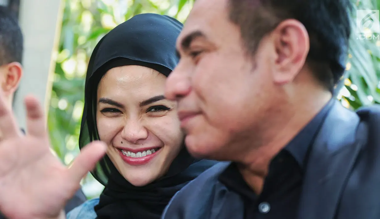 Artis Nikita Mirzani didampingi kuasa hukum, Ferry Mahendra memberikan keterangan usai menjalani pemeriksaan terkait penggelapan barang-barang milik Dipo Latief di Polres Metro Jakarta Selatan, Selasa (2/10). (Liputan6.com/Faizal Fanani)