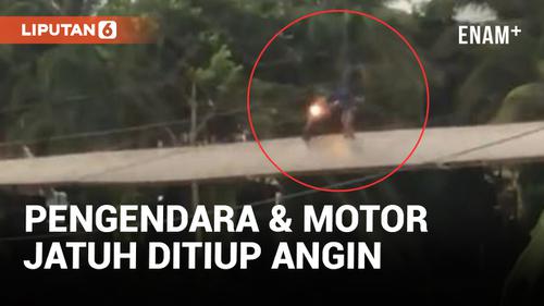 VIDEO: Pemotor Jatuh ke Sungai Akibat Dihantam Angin Saat Lewati Jembatan Gantung