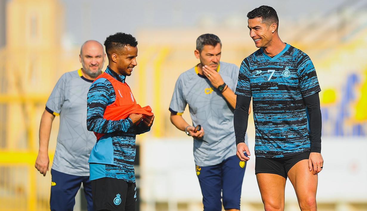 Sejak bergabung dengan Al Nassr FC, Cristiano Ronaldo telah melewatkan dua laga kompetitif bareng klubnya di Saudi Pro League 2022/2023. Hal ini tak lepas dari sanksi hukuman yang diterimanya saat membela Manchester United hingga harus menunda debutnya bersama Al Nassr FC. Namun sebagai pemain profesional, CR-7 tetap berlatih bersama rekan-rekannya untuk menjaga kebugaran dan persiapan menghadapi laga persahabatan mewakili Riyadh All Star menghadapi Paris Saint-Germain (PSG). (twitter.com/AlNassrFC)