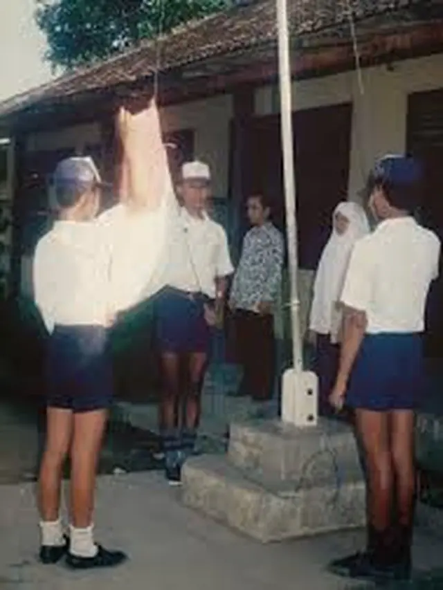 6 Foto Upacara Bendera saat Sekolah Zaman Dulu Ini Bikin Nostalgia