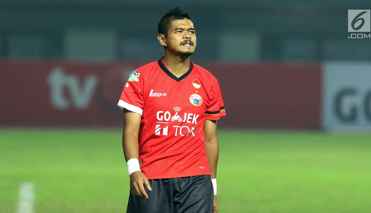 Pemain depan Persija, Bambang Pamungkas mengekspresikan kekecewaan usai laga melawan Bali United dilanjutan Liga 1 Indonesia di Stadion Patriot Candrabhaga, Bekasi, Minggu (21/5). Laga kedua tim berakhir imbang 0-0. (Liputan6.com/Helmi Fithriansyah)