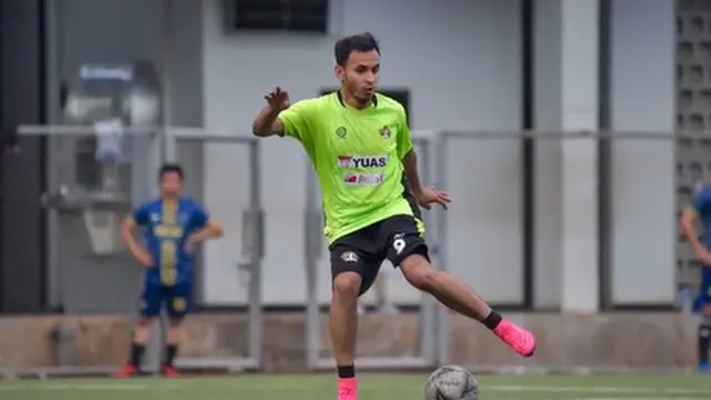 Dulu Atlet Sepak Bola, Ini 6 Potret Aktor Rifky Alhabsyi Saat di Lapangan Hijau