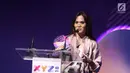 Musisi Sherly Sheinafia memberi sambutan saat menerima penghargaan best creator for music saat acara XYZ Day 2018 di The Hall Senayan City, Jakarta, Rabu (25/4). Sherly mendapatkan penghargaan lewat lagu berjudul Sweet Talk. (Liputan6.com/Herman Zakharia)