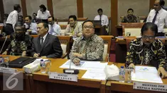 Menteri Keuangan, Bambang Brodjonegoro (kedua kanan) saat menghadiri Rapat Kerja dengan Komisi XI DPR di Kompleks Parlemen Senayan, Jakarta, Kamis (14/7). Rapat tersebut membahas Asumsi Dasar dalam RAPBN 2017. (Liputan6.com/Johan Tallo)