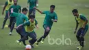 Gelandang Barito Putera, Paulo Sitanggang, menggiring bola saat mengikuti seleksi Timnas Indonesia U-22 di Lapangan SPH Karawaci, Banten, Selasa (21/2/2017).(Bola.com/Vitalis Yogi Trisna)