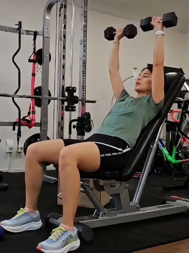 Dian Sastrowardoyo saat gym. [@therealdisastr]