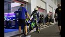 Valentino Rossi saat kembali ke pit dalam tes pramusim MotoGP hari pertama di Sirkuit Losail, Qatar, Rabu (2/3/2016) waktu setempat. (Bola.com/Twitter)