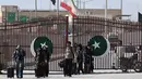 Warga Pakistan berjalan melintasi perbatasan Taftan, di provinsi Balochistan, Iran pada Selasa 3 Maret 2026, di tengah serangan Amerika Serikat dan Israel yang terus memanas. (Banaras KHAN/AFP)