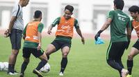 Pemain Timnas Indonesia, Andik Vermansah, mengontrol bola saat latihan di Stadion Wibawa Mukti, Jawa Barat, Selasa (6/11). Latihan ini merupakan persiapan jelang Piala AFF 2018. (Bola.com/Vitalis Yogi Trisna)