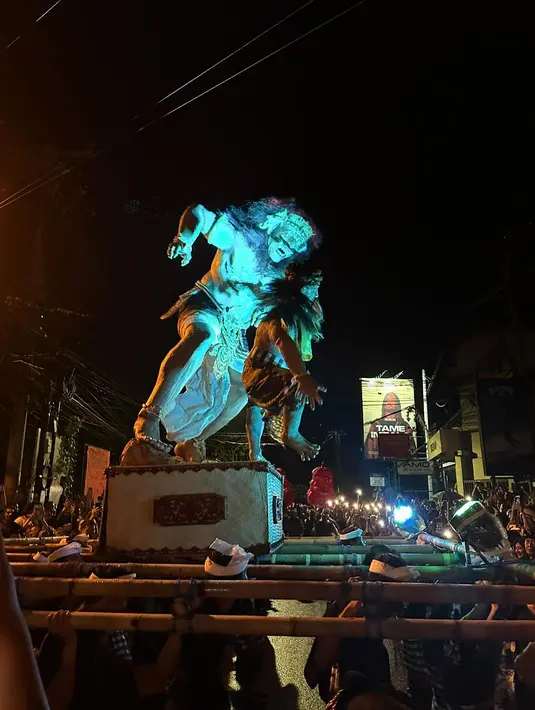 Selain main di pantai, Hyoyeon juga sempat ikut keseruan parade ogoh-ogoh di Bali. [@hyoyeon_x_x]