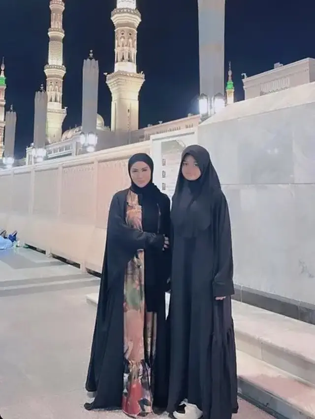 Krisdayanti umroh bareng keluarga [credit: @krisdayantilemos]