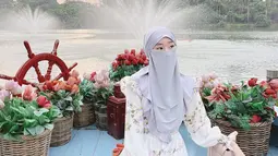 Meski menutupi wajahnya dengan cadar, penampilan ibu satu anak itu begitu mencuri perhatian netizen. Banyak yang bilang kalau pesona kecantikan Larissa begitu meneduhkan dan bikin hati adem. (Instagram/larissachou)