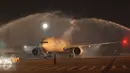 Pesawat Boeing 777-300 ER disiram dengan air water canon saat mendarat perdana di hanggar 4 GMF, Bandara Soekarno Hatta, Tangerang, Kamis (29/10). Pesawat ini nantinya digunakan untuk melayani penerbangan internasional. (Liputan6.com/Angga Yuniar)