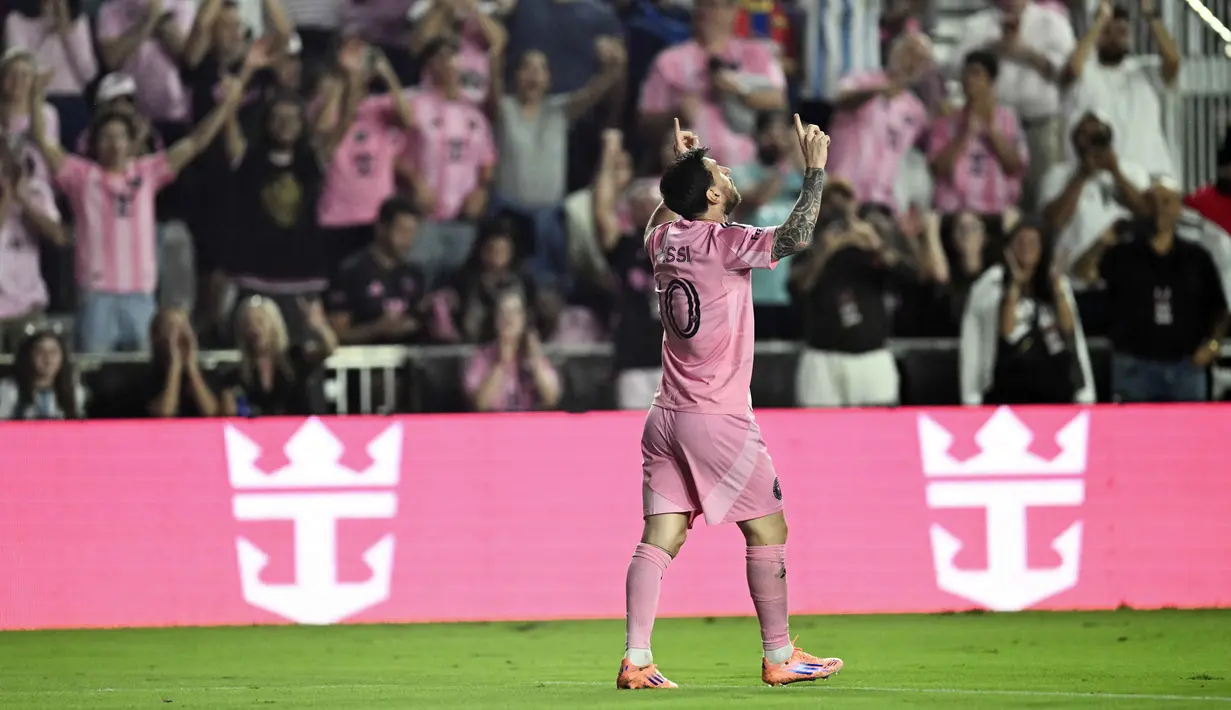 Penyerang Inter Miami asal Argentina, Lionel Messi, merayakan golnya dalam pertandingan playoff Major League Soccer (MLS) melawan Nashville SC di Chase Stadium, Fort Lauderdale, Florida, Amerika Serikat, pada 24 Oktober 2025 waktu setempat atau Sabtu (25/10/2025) pagi WIB. (Chandan Khanna/AFP)