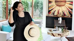 Saat sedang berlibur, pemain film Mendadak Dangdut ini tetap tampil memukau. Menggunakan dress berwarna hitam, gaya casual Titi Kamal terlihat manis dan stylish. (Liputan6.com/IG/@titi_kamall)