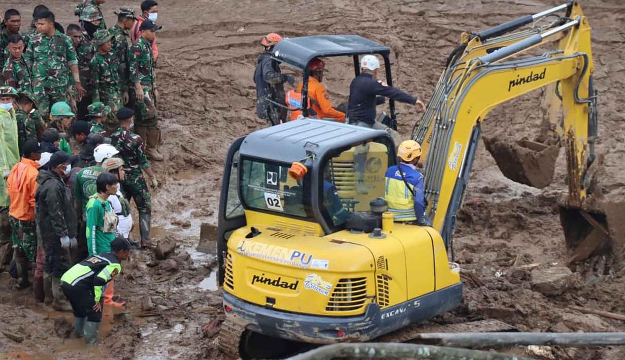Direktur Operasi Pencarian dan Pertolongan Basarnas, Laksamana Pertama TNI Yudhi Bramantyo mengatakan bahwa pola operasi hari keempat masih berfokus pada worksheet A1 dan A2. Tampak dalam foto yang dirilis oleh Badan Nasional Penanggulangan Bencana (BNPB) Indonesia ini, tim penyelamat mencari korban di Desa Pasirlangu, Kecamatan Cisarua, Kabupaten Bandung Barat, Jawa Barat, Senin 26 Januari 2026. (BNPB via AP)