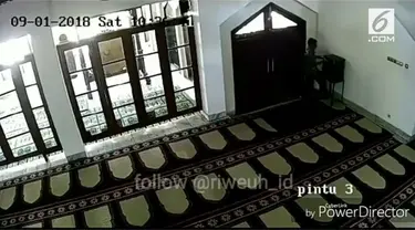 Seorang pria terekam CCTV sedang melakukan aksi pencurian di dalam masjid dengan membongkar uang kotak amal.