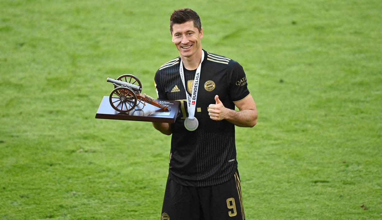 Bagi Robert Lewandowski, ini adalah untuk pertama kalinya meraih Sepatu Emas Eropa.  Sebelumnya penyerang asal Polandia itu pernah hampir mendapatkan penghargaan tersebut pada musim lalu namun sayang saat itu ia kalah jumlah gol dari striker Lazio, Ciro Immobile. (Sven Hoppe/pool/AFP)