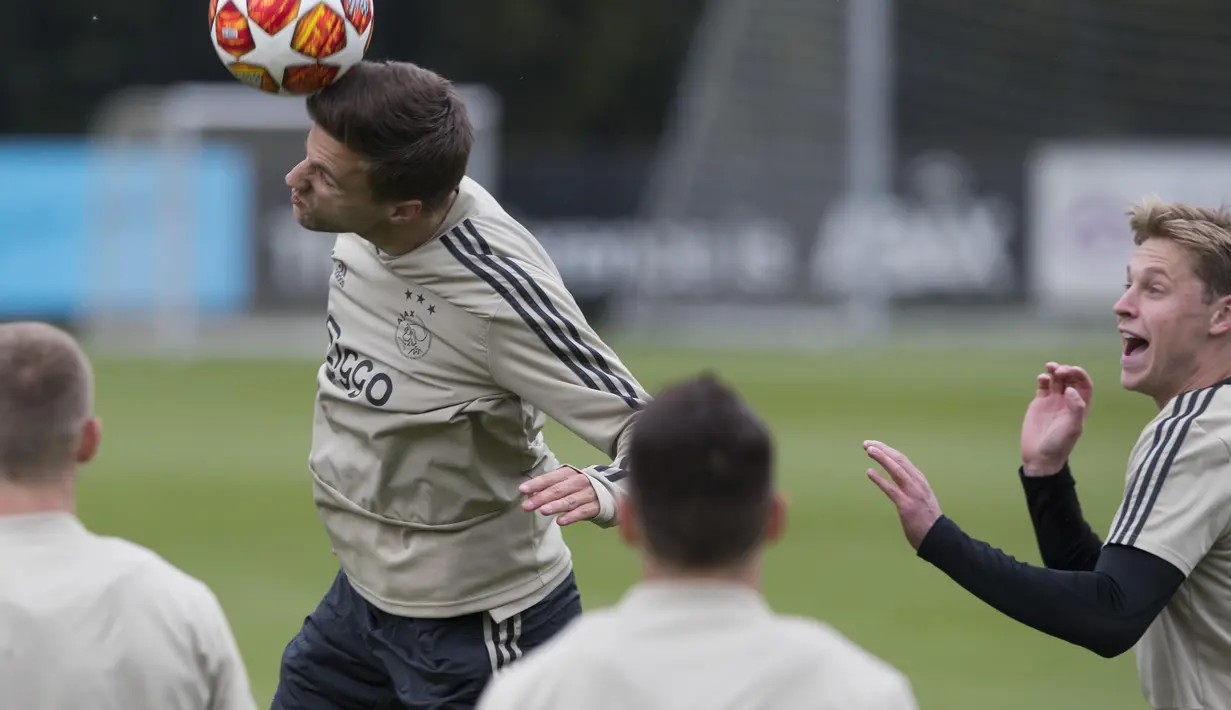 Pemain Ajax Amsterdam, Nicolas Tagliafico, menyundul bola saat melakukan sesi latihan jelang laga semifinal Liga Champions di Stadion Johan Cruyff, Rabu (8/5). Ajax Amsterdam akan berhadapan dengan Tottenham Hotspur. (AP/STR)