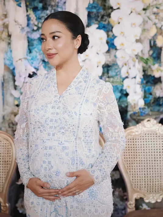 Hamil anak kedua, Nikita Willy gelar syukuran mengenakan kebaya kurung nuansa putih-baby blue dari @studioboh. Kebayanya dipadukan rok warna senada dan kerudung lace. [@nikitawillyofficial94].