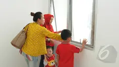 Sejumlah warga melihat fasilitas di dalam rumah susun sederhana sewa (rusunawa) Tambora seusai diresmikan Gubernur DKI Jakarta Basuki Tjahaja Purnama, Jakarta, Selasa (24/2/2015). (Liputan6.com/Herman Zakharia)