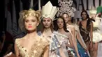Sejumlah model berjalan diatas catwalk membawakan kreasi yang terbuat dari cokelat saat Beirut Cooking Festival ke-7 di Lebanon (16/11). Dalam peragaan ini, semua model menampilkan aneka kreasi cokelat yang dibentuk menjadi busana. (AFP Photo/Joseph Eid)
