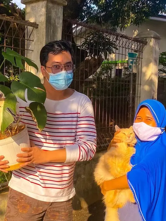 Dennis juga memiliki seekor kucing lainnya bernama Rocket. Belakangan, Rocket sempat mencoba melubangi tanaman monstrea milik Dennis yang cukup bernilai harganya. (Liputan6.com/IG/@dennisadishwara).