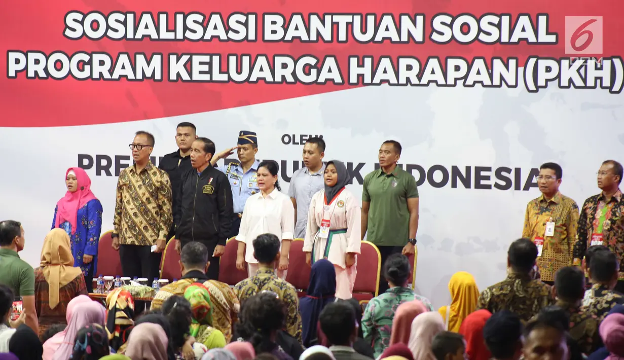 Presiden Joko Widodo bersama Iriana Jokowi saat menghadiri sosialisasi Bansos Program Keluarga Harapan (PKH) Tahun 2019 di Gelanggang Remaja, Jakarta, Senin (3/12). Jokowi tidak merinci jumlah total yang akan didapat dari PKH. (Liputan6 com/Angga Yuniar)