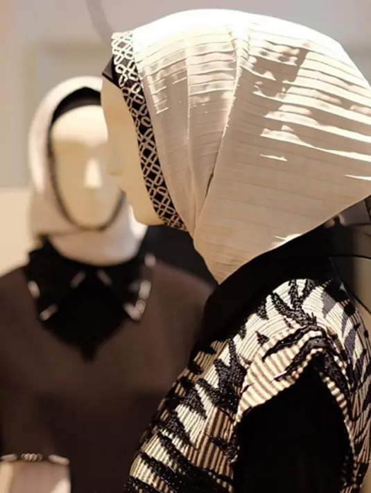 Warna dan corak yang manis dan terkesan feminim telah terukir dari bahan yang dipilih oleh Zaskia, tentunya gaya fesyen butik miliknya dapat menginspirasi kita. (viainstagram@zaskiasungkar15/Bintang.com)