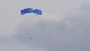 Roket New Shepard Blue Origin diluncurkan dari pelabuhan antariksa dekat Van Horn, Texas, Amerika Serikat, Selasa (20/7/2021). Para kru melayang dalam gaya berat mikro selama beberapa menit, sebelum kapsul kembali dan mendarat di bawah satu set parasut. (AP Photo/Tony Gutierrez)