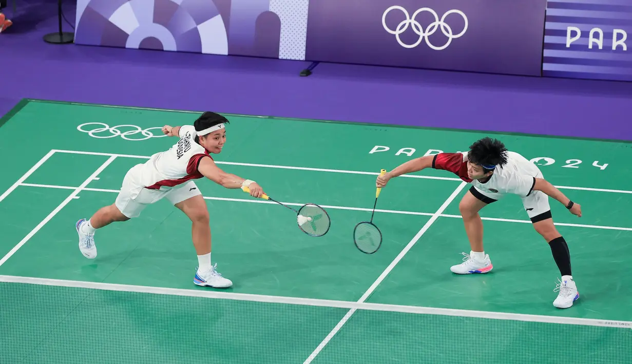 <p>Ganda putri Indonesia, Apriyani Rahayu/Siti Fadia Silva Ramadhanti berusaha mengembalikan bola saat menghadapi wakil Malaysia, Pearly Tan/Thinaah Muralitharan pada laga Grup A Olimpiade Paris 2024 di Porte de la Chapelle Arena, Paris, Selasa (30/7/2024). Apriyani Rahayu/Siti Fadia Silva Ramadhanti kalah 18-21, 9-21. (Dok. NOC Indonesia/Naif Muhammad Al'as)</p>