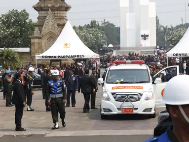 Suasana saat kedatangan mobil jenazah pembawa Presiden ke-3 RI BJ Habibie di TMP Kalibata, Jakarta, Kamis (12/9/2019). Ribuan warga berdesakan untuk melihat prosesi pemakaman Habibie. (Liputan6.com/Helmi Fithriansyah)