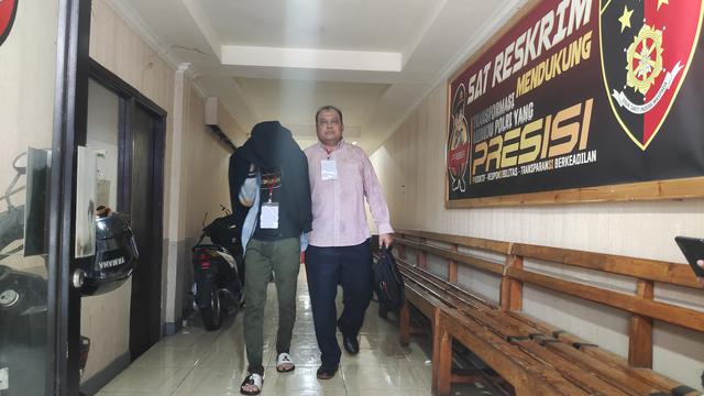 Korban persekusi bersama kuasa hukumnya usai diperiksa penyidik Polres Metro Depok terkait kasus dugaan persekusi di Universitas Gunadarma