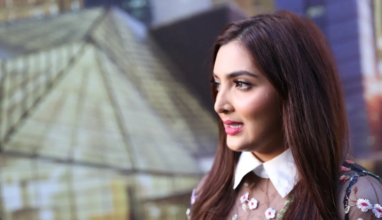 "Aku nggak tau berita itu, aku juga baru denger, yang jelas aku belum merasa pantas. Masih banyak hal yang aku kerjakan. Masih ngurus anak, masih ngurus kerjaan," ujar Ashanty di kawasan Mampang Prapatan, Kamis (7/9/2017). (Adrian Utama/Bintang.com)