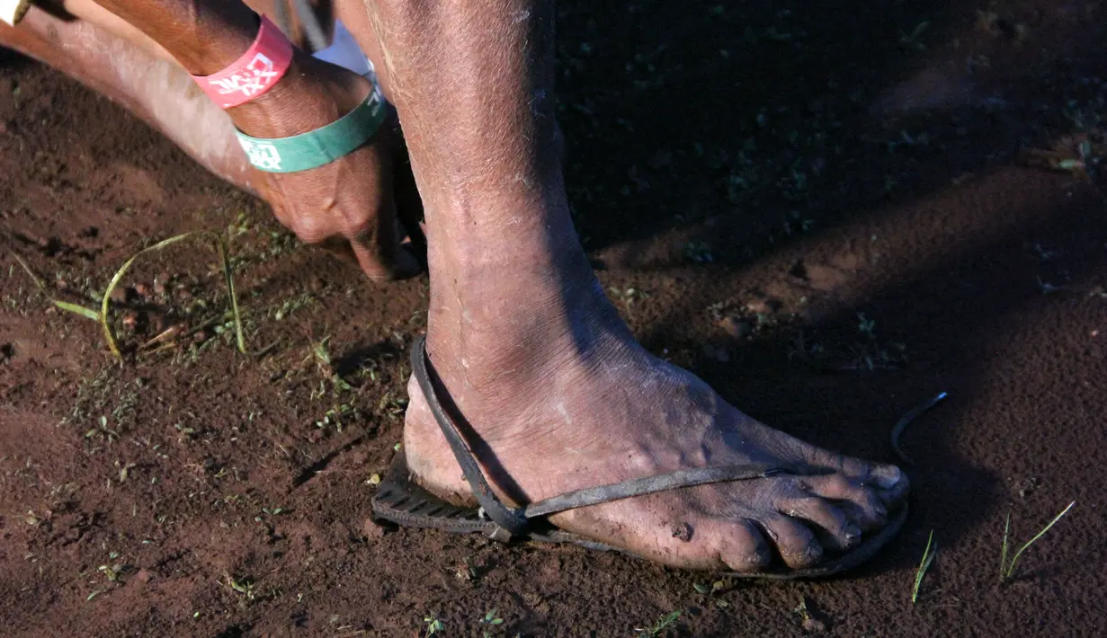 Suku Ini Ikuti Lomba Marathon dengan Mengandalkan Sandal - Foto ...
