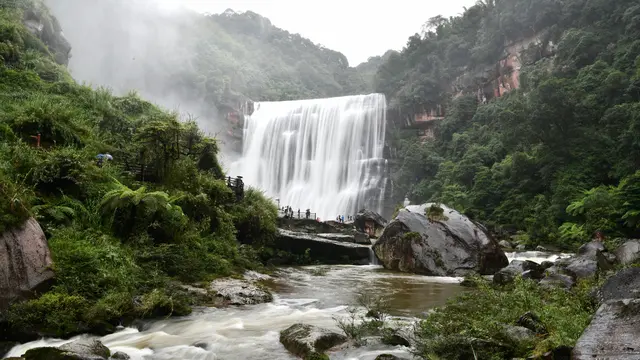 Menikmati Air Terjun Chishui di Kota Zunyi
