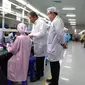 Rudiantara berbincang dengan pekerja pabrik Advan di Semarang. Dok: Tommy Kurnia/Liputan6.com