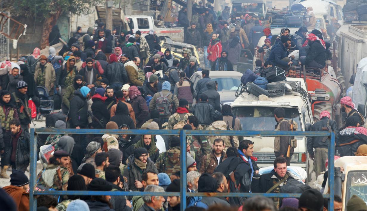 Warga Aleppo berkumpul dan menunggu untuk dievakuasi dari sektor yang dikuasai pemberontak Aleppo timur, Suriah (16/12). (REUTERS / Abdalrhman Ismail)