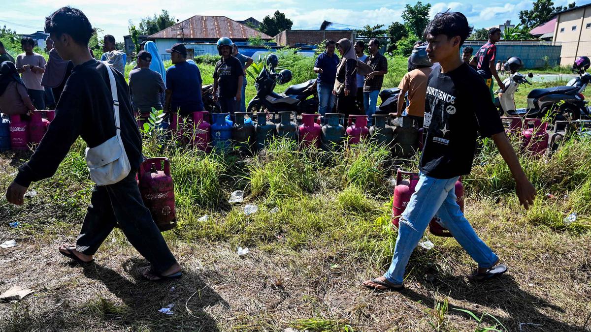 Masih Langka, Warga Banda Aceh Antre untuk Dapatkan Gas Elpiji