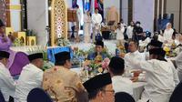 Ketua Umum Partai Golkar Airlangga Hartarto dan politikus senior Golkar Jusuf Kalla bertemu di Acara Buka Puasa Bersama di NasDem Tower, Jakarta, Sabtu (25/4/2023). (Merdeka.com/Ahda Bayhaqi)